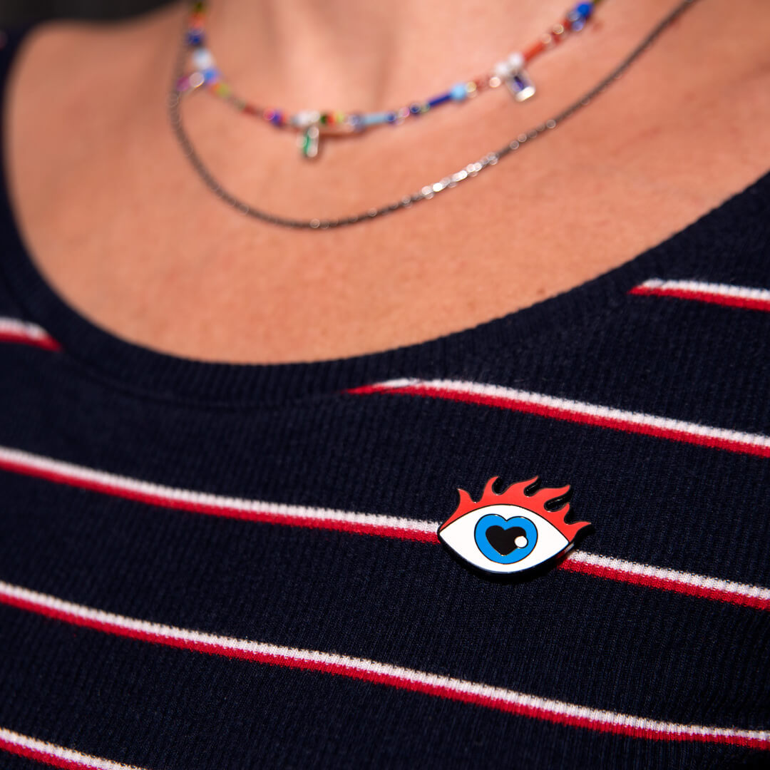 Pin's en émail | Love eye